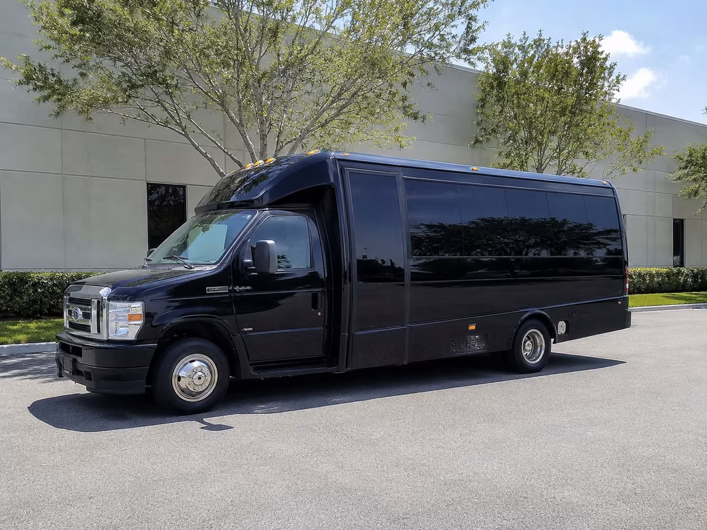 corporate airport transfer buses between rogers and xna
